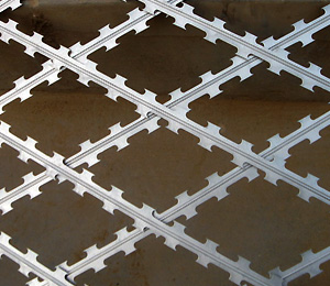 Straight razor wire